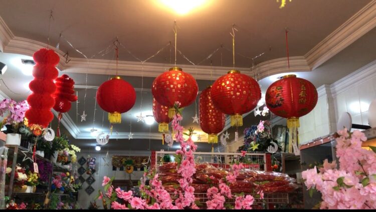 Penjualan Pernak-Pernik Meningkat Jelang Tahun Baru Imlek