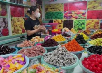 Diserbu Pembeli Jelang Imlek, Manisan Jadi Buruan di Pasar Ramai Medan