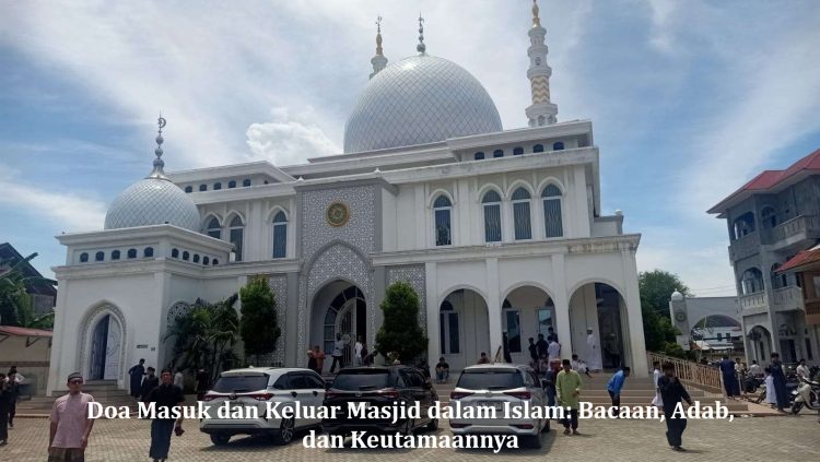 Doa Masuk dan Keluar Masjid dalam Islam: Bacaan, Adab, dan Keutamaannya