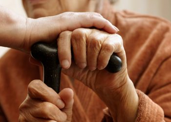 9 Dalil Hadits Berbakti kepada Orang Tua: Keutamaan, Pahala, dan Jalan Menuju Surga